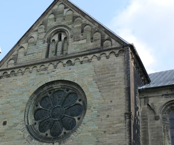 Die Fassade des nördlichen Querschiffs der St-Petri-Kirche in Soest.