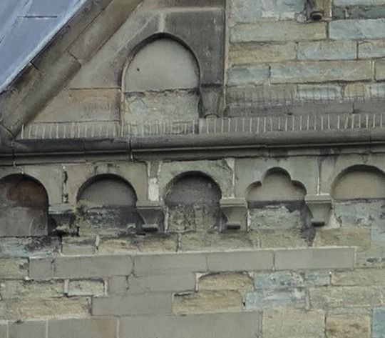 Bogenfries der St.-Petri-Kirche in Soest im Detail.