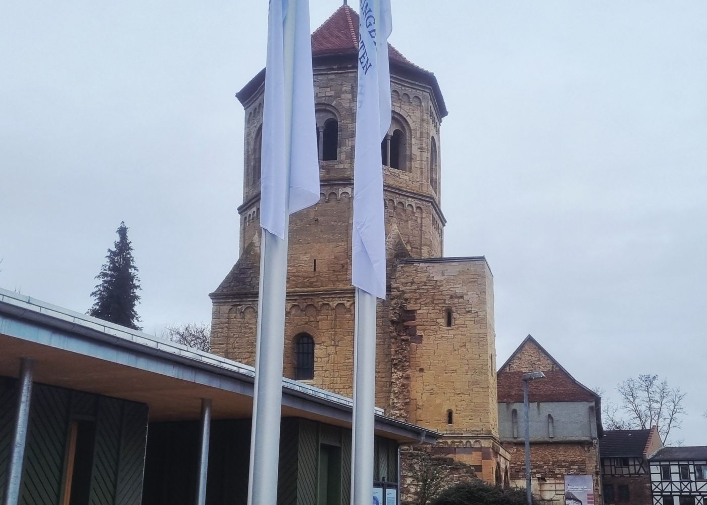 Klosterturm Göllingen mit Fahnenstangen davor